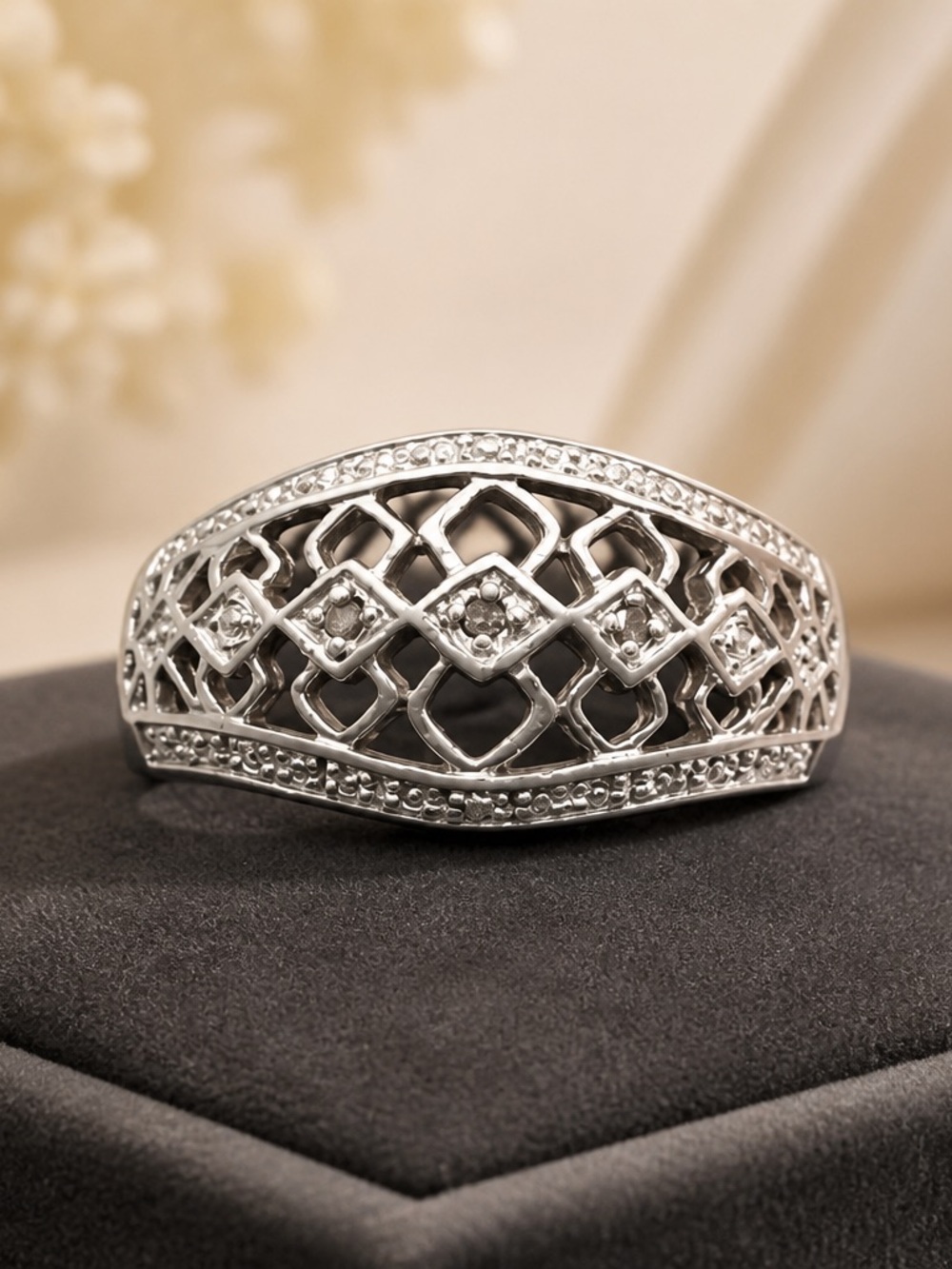 Size 7 Sterling Silver Filigree Diamond chip Dome Ring